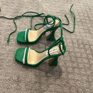 new in box steve madden green strappy heel
